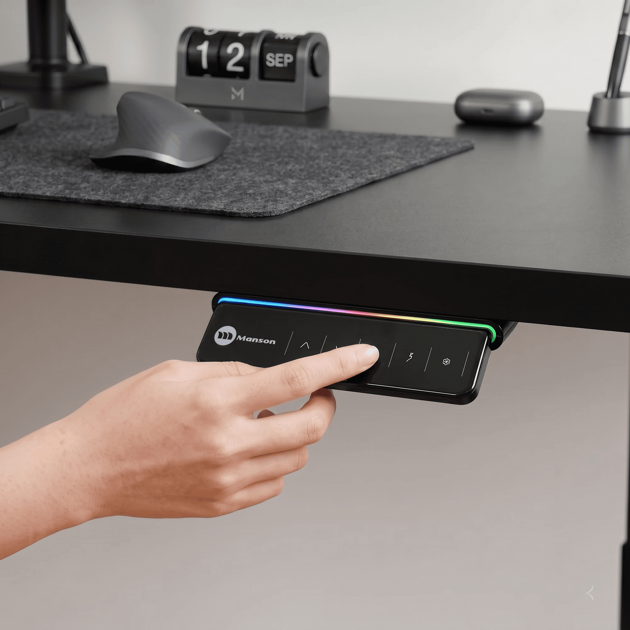 Bộ điều khiển NT33-H1D của bàn nâng hạ Manson Omni Desk với màn hình OLED và đèn LED nền